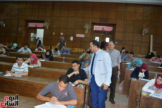 رئيس جامعة دمنهور يتفقد أعمال امتحانات بالكليات  (4)