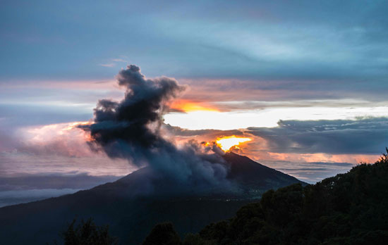 .ثوران بركان وسط كوستاريكا (3)