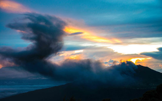 .ثوران بركان وسط كوستاريكا (4)