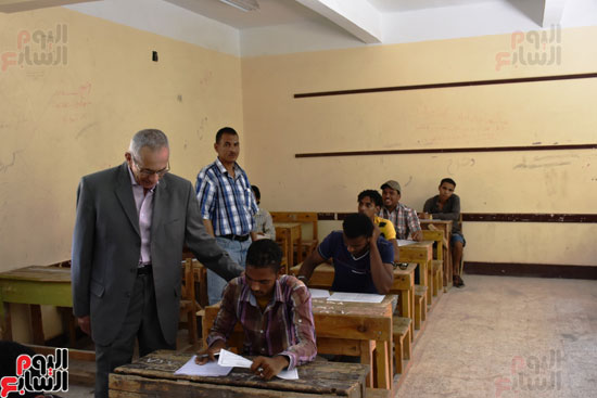 سكرتير عام محافظة أسوان يتفقد امتحانات الدبلومات الفنية (4)