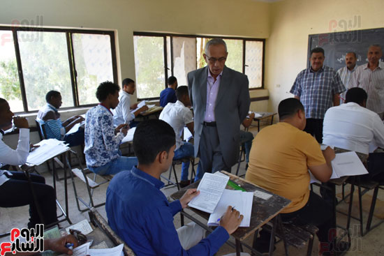 سكرتير عام محافظة أسوان يتفقد امتحانات الدبلومات الفنية (5)