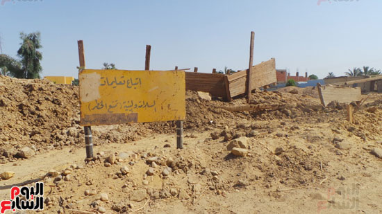 توقف مشروع الصرف الصحى بقرية الكاجوج فى أسوان (1)