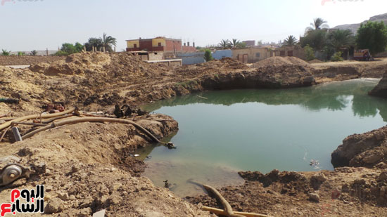 توقف مشروع الصرف الصحى بقرية الكاجوج فى أسوان (6)