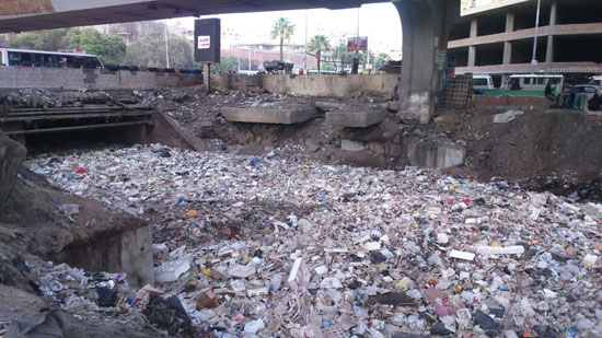 القمامة بترعة المريوطية تهدد حياة سكان المنطقة (2)