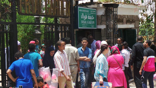 المواطنون أثناء الاحتفال بشم النسيم فى أسوان (2)