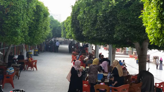 الآلاف يتوافدون على الحدائق والمتنزهات بدسوق احتفالا بشم النسيم (6)