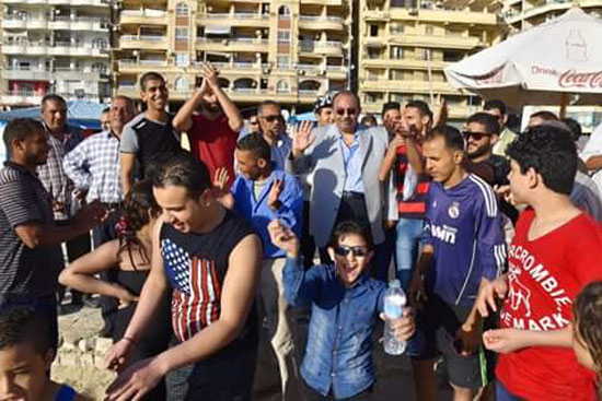 محافظ الإسكندرية يتفقد الشواطئ (4)