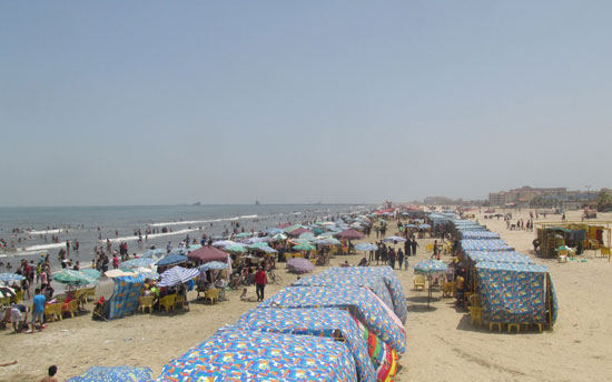 توافد المواطنين على شواطئ بورسعيد (1)