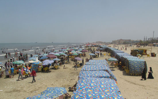توافد المواطنين على شواطئ بورسعيد (11)