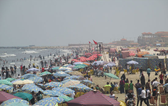 توافد المواطنين على شواطئ بورسعيد (12)