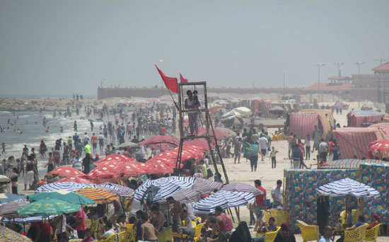 توافد المواطنين على شواطئ بورسعيد (13)
