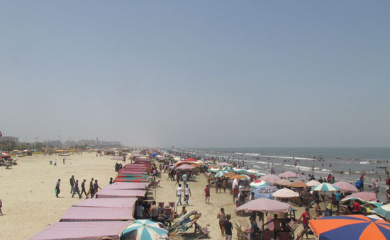 توافد المواطنين على شواطئ بورسعيد (14)