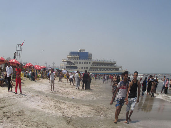 توافد المواطنين على شواطئ بورسعيد (5)