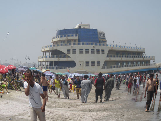 توافد المواطنين على شواطئ بورسعيد (6)