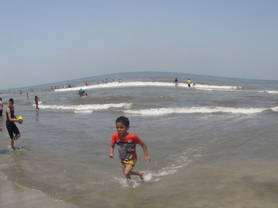 توافد المواطنين على شواطئ بورسعيد (7)