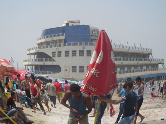 توافد المواطنين على شواطئ بورسعيد (8)