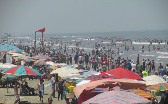 توافد المواطنين على شواطئ بورسعيد (16)