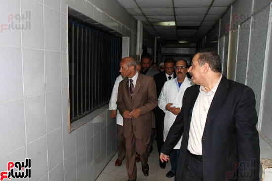 محافظ القاهرة يوجه رئيس حى السيدة بسرعة إنهاء أوراق ترميم مبنى مستشفى المنيرة (1)