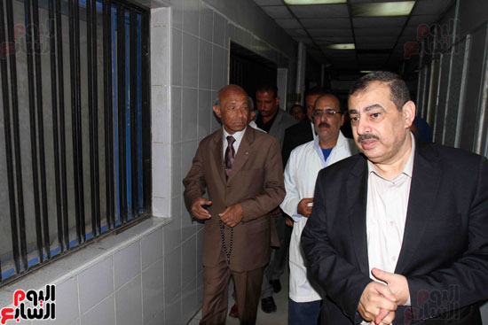 محافظ القاهرة يوجه رئيس حى السيدة بسرعة إنهاء أوراق ترميم مبنى مستشفى المنيرة (2)