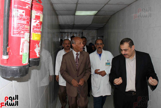 محافظ القاهرة يوجه رئيس حى السيدة بسرعة إنهاء أوراق ترميم مبنى مستشفى المنيرة (3)