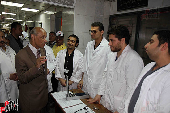 محافظ القاهرة يوجه رئيس حى السيدة بسرعة إنهاء أوراق ترميم مبنى مستشفى المنيرة (5)