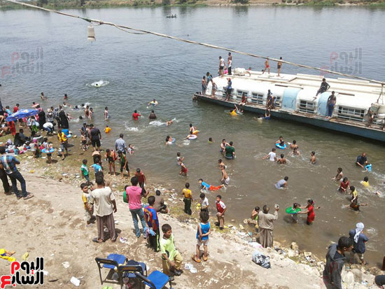 هروب-المواطنين-من-الموجة-الحارة-إلى-مياه-نهر-النيل-والترع-بسوهاج-(1)