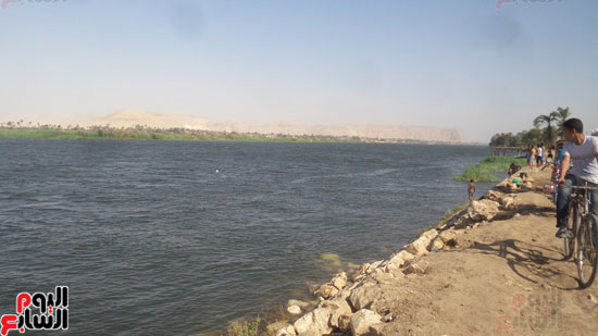 هروب-المواطنين-من-الموجة-الحارة-إلى-مياه-نهر-النيل-والترع-بسوهاج-(2)