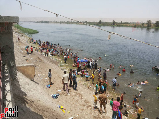 هروب-المواطنين-من-الموجة-الحارة-إلى-مياه-نهر-النيل-والترع-بسوهاج-(4)