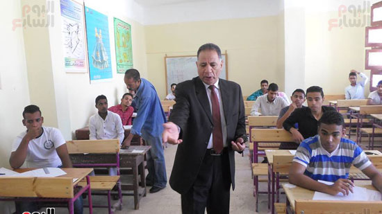 سكرتير عام محافظة جنوب سيناء ووكيل وزارة التربية والتعليم يتفقدوا لجان الامتحانات (1)