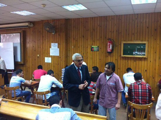  نائب رئيس جامعة المنصورة يتفقد الامتحانات (3)