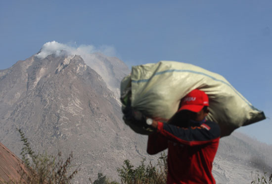 بركان سينابونج غرب إندونيسيا  (7)