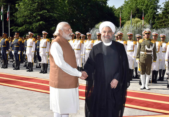 رئيس الوزراء الهندى ناريندرا مودى وحسين روحانى (1)