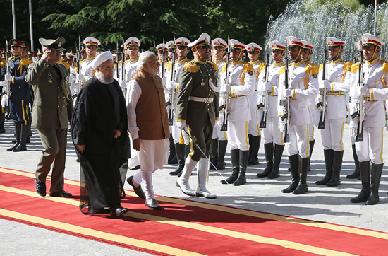 رئيس الوزراء الهندى ناريندرا مودى وحسين روحانى (7)