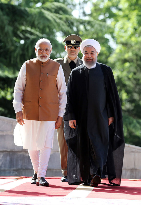 رئيس الوزراء الهندى ناريندرا مودى وحسين روحانى (10)