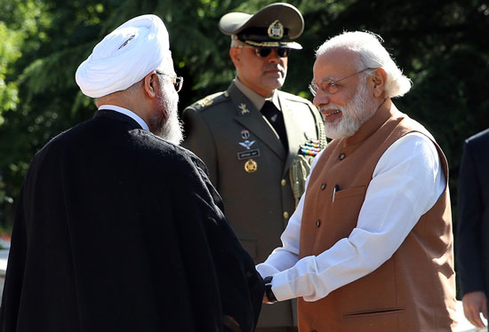 رئيس الوزراء الهندى ناريندرا مودى وحسين روحانى (9)