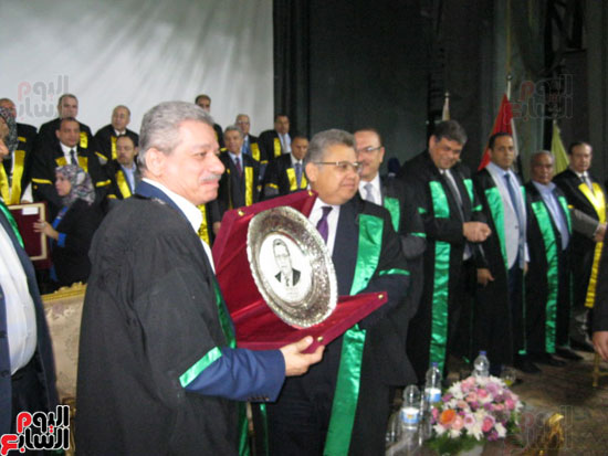 وزير التعليم العالى يكرم رؤساء جامعة بنى سويف السابقين (1)