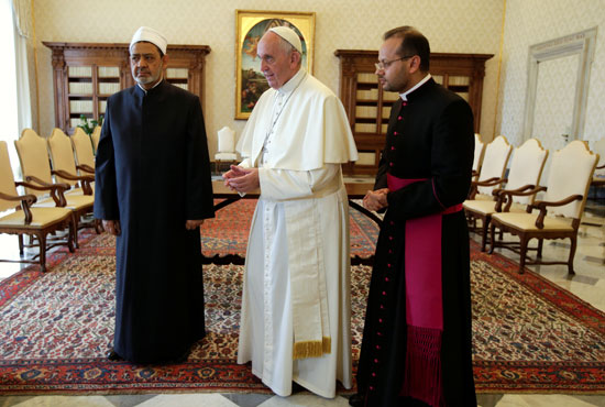 البابا فرنسيس والإمام الأكبر أحمد الطيب  (1)