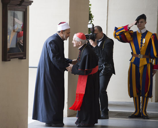 البابا فرنسيس والإمام الأكبر أحمد الطيب  (2)