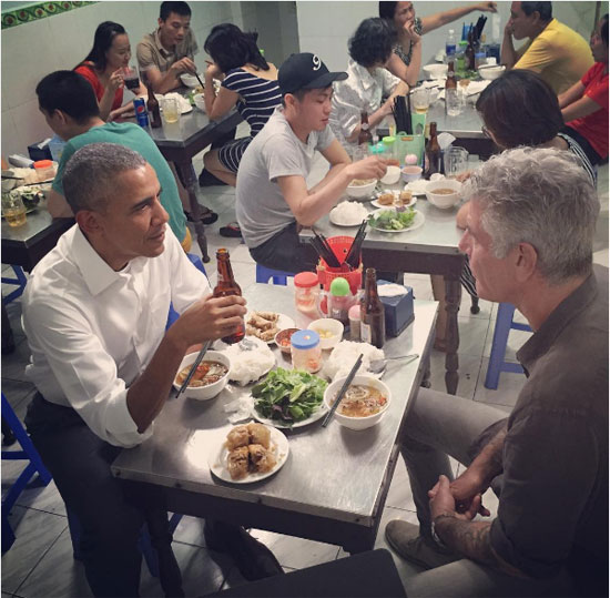أوباما يتناول العشاء مع الكاتب أنتونى بوردين (1)