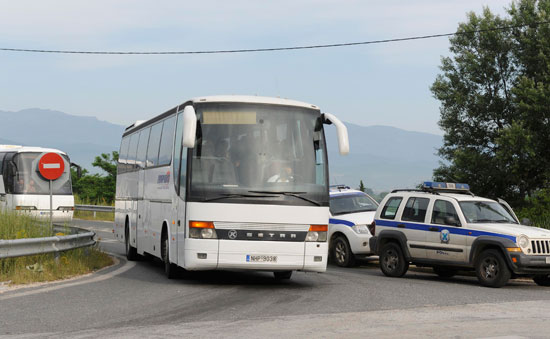 حافلات المهاجرين تغادر مخيم إدومينى بعد إخلائه (1)
