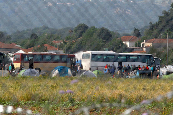حافلات المهاجرين تغادر مخيم إدومينى بعد إخلائه (2)