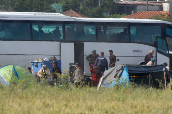 حافلات المهاجرين تغادر مخيم إدومينى بعد إخلائه (5)