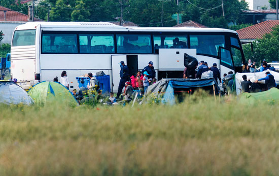حافلات المهاجرين تغادر مخيم إدومينى بعد إخلائه (7)
