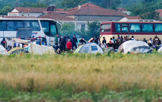 حافلات المهاجرين تغادر مخيم إدومينى بعد إخلائه (8)