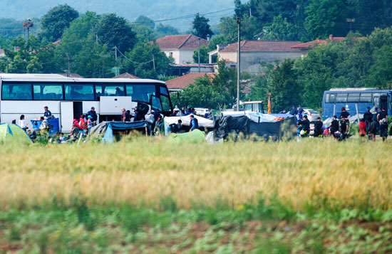 حافلات المهاجرين تغادر مخيم إدومينى بعد إخلائه (9)