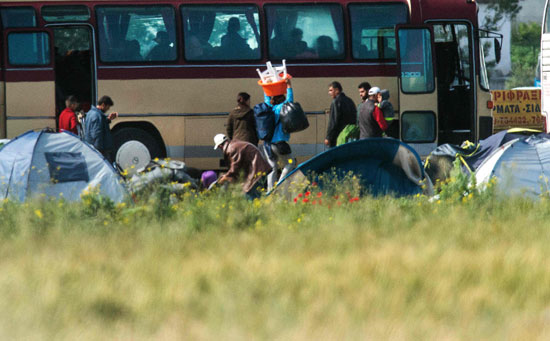 حافلات المهاجرين تغادر مخيم إدومينى بعد إخلائه (11)