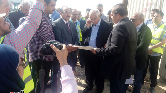 وزير النقل ومحافظ القليوبية خلال تفقد الطريق شبرا بنها (1)