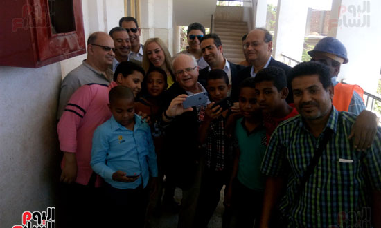 نائب رئيس البنك الدولي يلتقط صور سيلفي مع طلاب مدرسة الحبيل (4)