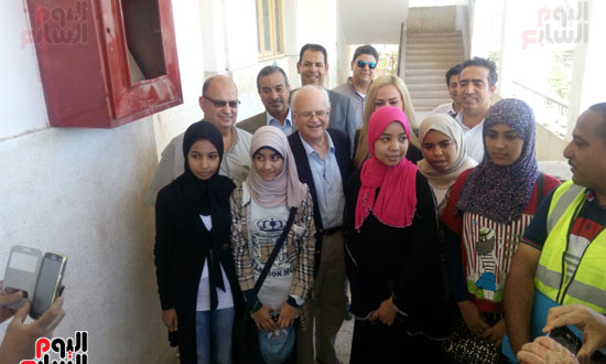 نائب رئيس البنك الدولي يلتقط صور سيلفي مع طلاب مدرسة الحبيل (6)