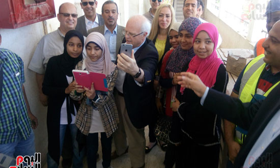 نائب رئيس البنك الدولي يلتقط صور سيلفي مع طلاب مدرسة الحبيل (7)